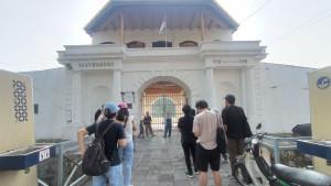 Wisatawan-saat-mengunjungi-Benteng-Vastenburg-di-Solo.jpg