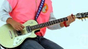 aksi-gitaris-nidji-menggitar.jpg