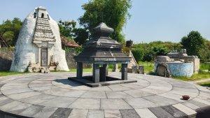 arca-dan-miniatur-yang-menghiasi-sahasra-adhi-pura.jpg