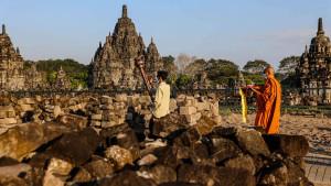 bhiku-di-candi-sewu.jpg