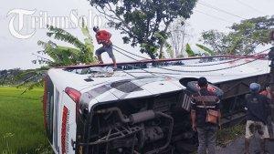 bus-pembawa-rombongan-peziarah-yang-terjungkal-di-Jalan-Suna.jpg