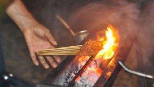 ilustrasi-bakar-sate-simak-trik-menyalakan-arang-dengan-cepat.jpg