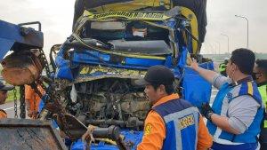 kecelakaan-truk-pengankut-cabai-dengan-truk-gandeng-di-jalan-solo-ngawi-546745.jpg
