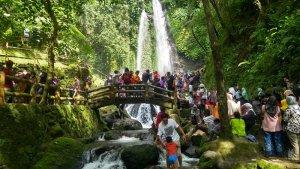 keramaian-air-terjun-parang-ijo.jpg