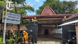 makam-kuno-ki-ageng-balak-yang-berada-di-desa-mertan.jpg