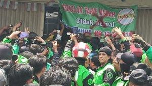 ratusan-driver-gojek-dan-grab-se-solo-raya-demo-di-depan-kantor-ojek-online-maxim-3.jpg