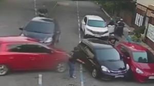 tiga-mobil-dan-satu-sepeda-motor.jpg