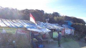 warung-mbok-yem-di-puncak-gunung-lawu.jpg