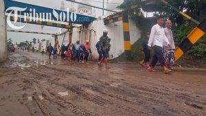 wati-kawasan-area-proyek-renovasi-Viaduk-Gilingan-Mi.jpg