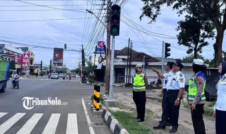 Simpang Empat Wahyu Sukoharjo Dipasangi Traffic Light, Warga Akui Lega Tak Lagi Was-was Menyebrang