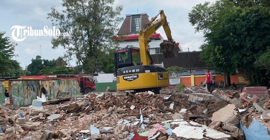2 Bangunan dan Lapangan Tenis di Alun-alun Sukoharjo Dirobohkan, Lahan 3.100 m² Bakal Jadi Pujasera