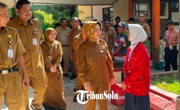 Hari Pertama SPMB SMP 2026 di Kabupatsn Sukoharjo, Bupati Etik Pantau Pendaftaran di 2 Sekolah