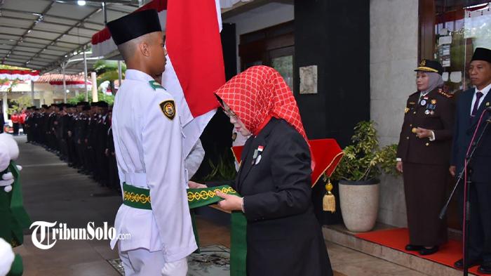 74-petugas-pasukan-pengibar-bendera-merah-putih-Sukoharjo-resmi-dikukuhkan-Bupati-Etik-Suryani.jpg