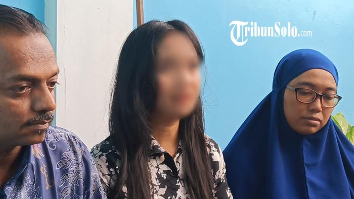 AW-didampingi-kerabat-dan-kuasa-hukumnya-saat-ditemui-di-kediaman.jpg