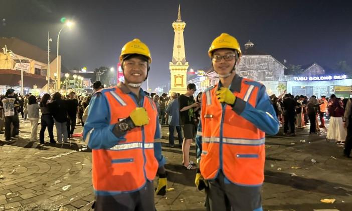 Afif-kiri-dan-Yuda-kanan-mengontrol-keandalan-pasokan-listrik.jpg