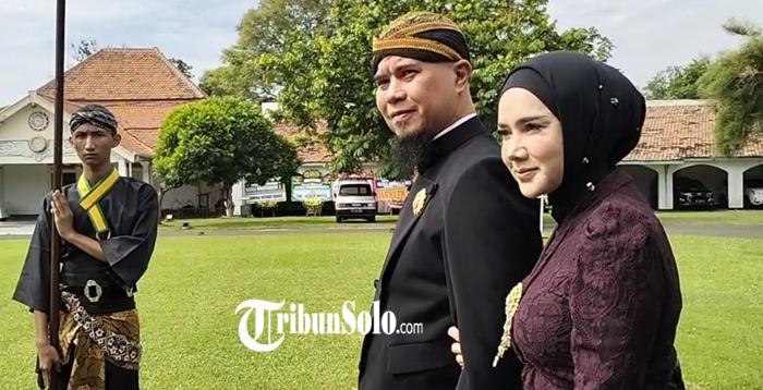 Ahmad-Dhani-dan-Mulan-Jameela-hadiri-Jumenengan-Mangkunegara-X.jpg