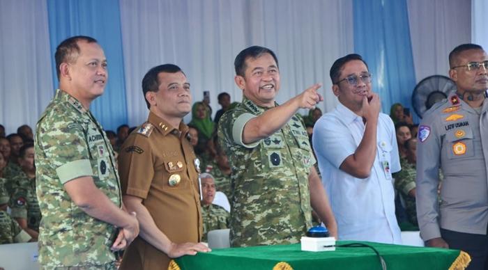 Ahmad-Luthfi-saat-mendampingi-Kepala-Staf-TNI-Angkatan-Darat-KSAD.jpg