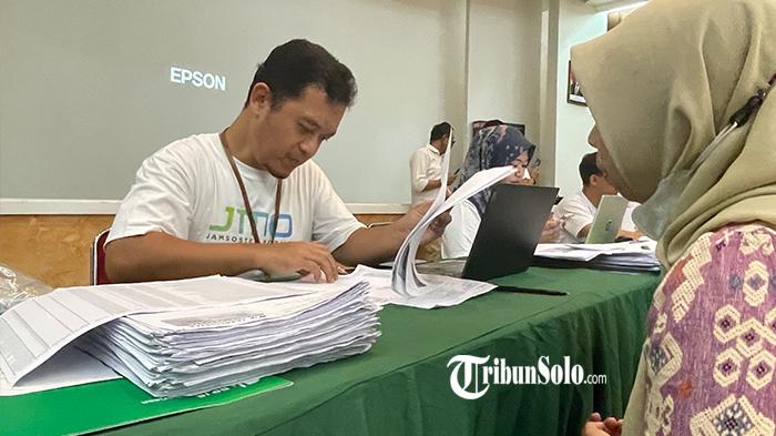 Airin-salah-satu-eks-buruh-PT-Sritex-tengah-mengikuti-pendataan-pencairan-jaminan-hari-tua.jpg