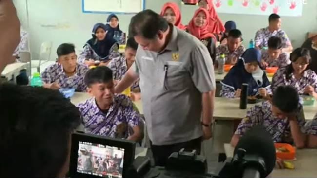 Airlangga-Hartarto-saat-hadir-dalam-simulasi-program-makan-siang-gratis.jpg