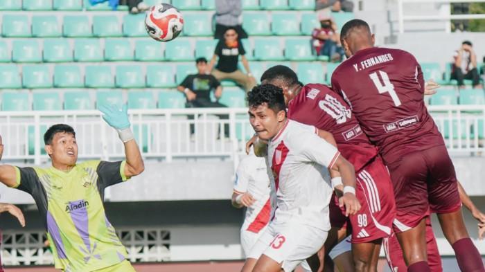 Aksi-bek-PSM-Makassar-Yuran-Fernandes-lawan-Persis-Solo.jpg