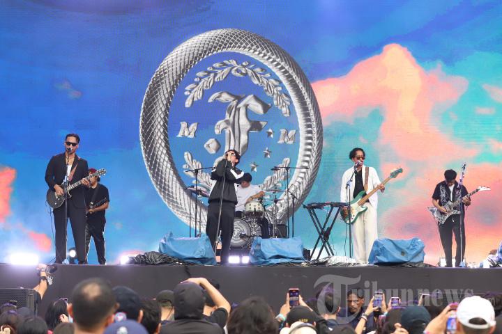 Aksi-panggung-grup-band-Feast.jpg