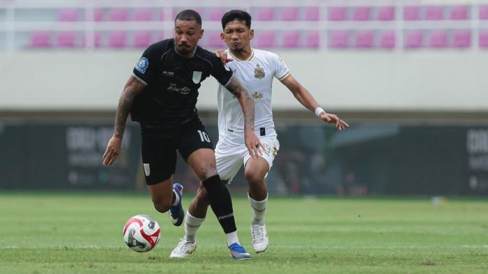 Aksi-pemain-Persis-Solo-Dimitri-Lima-kiri-pada-pertandingan.jpg