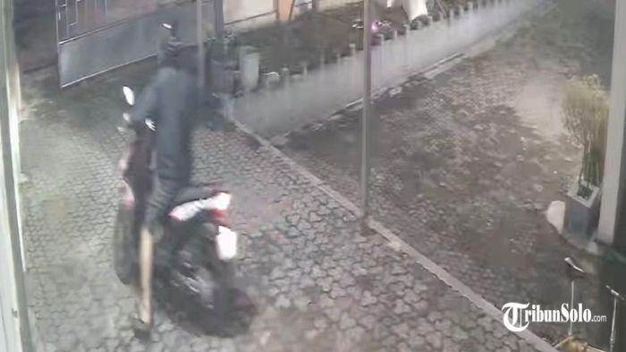 Aksi-pencurian-yang-terekam-kamera-CCTV-viral-di-media-sosial-2.jpg