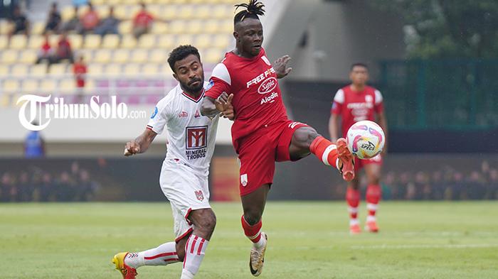 Aksi-sidibe-saat-lawan-malut-united.jpg
