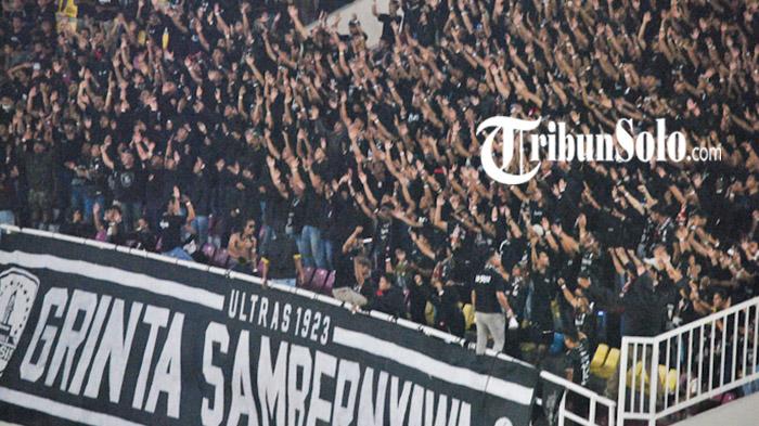 Aksi-suporter-Ultras-1923-saat-laga-Persis-Solo-vs-Persita-Tangerang-di-Stadion-Manahan-Solo.jpg