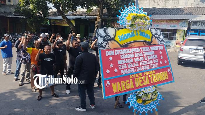 Aksi-warga-Desa-Trunuh-beri-karangan-bunga-ke-Kantor-Desa-Trunuh-Klaten-Selatan-Kabupaten-Klaten.jpg
