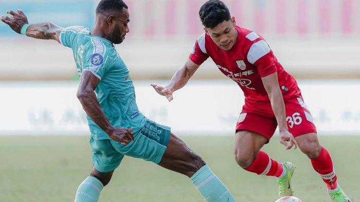 Aksi-winger-Persis-Solo-Althaf-Indie-kanan-saat-melawan-PSBS-Biak.jpg