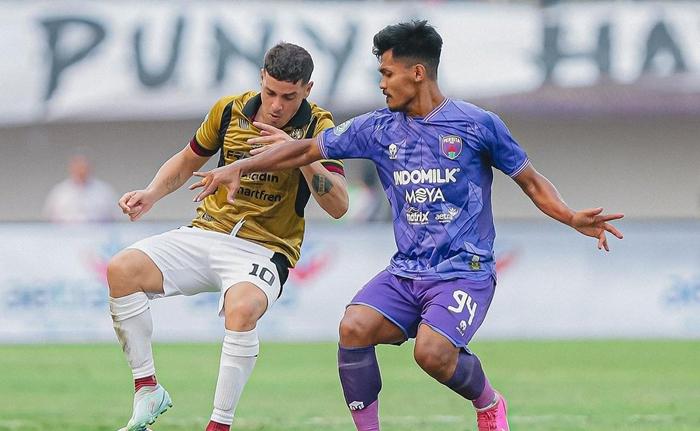 Alexis-Messidoro-beraksi-dalam-laga-Persita-Tangerang-vs-Persis-Solo.jpg