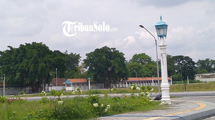 Alun-Alun-Selatan-dan-PKL.jpg