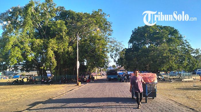 Alun-alun-selatan-keraton-solo-2023.jpg