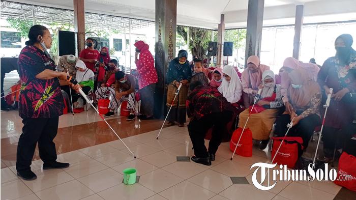 Anak-anak-penyandang-disabilitas-netra-mempelajari-penggunaan-tongkat-sakti.jpg