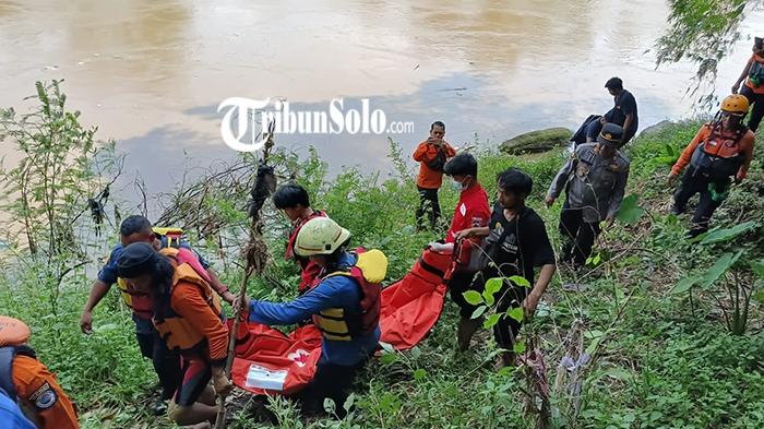 Anggota-Relawan-dan-polisi-mengevakuasi-jenazah-di-Sungai-Bengawan-Solo.jpg