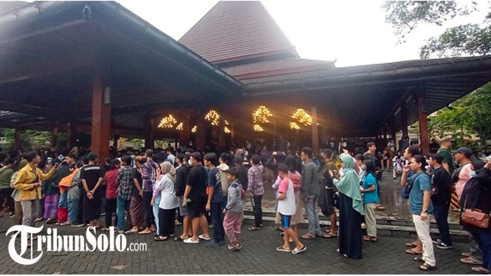 Antrean-pembagian-takjil-gulai-ayam-di-Balai-Kota-Solo.jpg