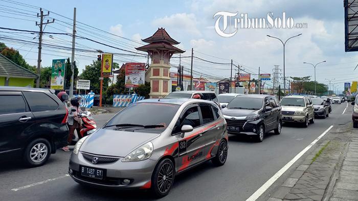 Arus-Lalu-Lintas-di-Tugu-Kartasura.jpg