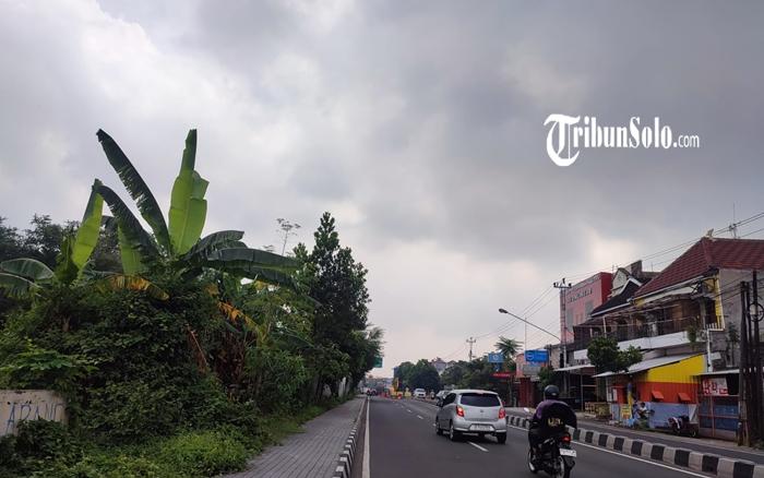 Awan-mendung-di-atas-Jalan-Prof-Dr-R-Soeharso.jpg