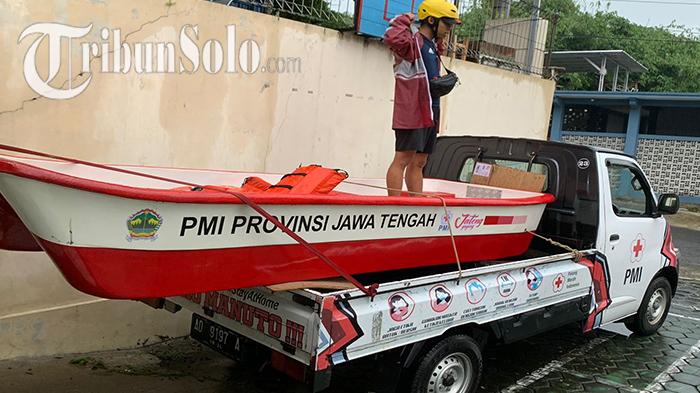 Bantuan-perahu-untuk-kawasan-terdampak-banjir-di-Kota-Solo-Rabuan-wa.jpg