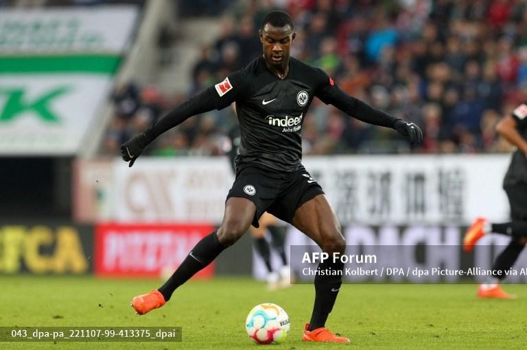 Bek-Eintracht-Frankfurt-Evan-Ndicka-beraksi.jpg