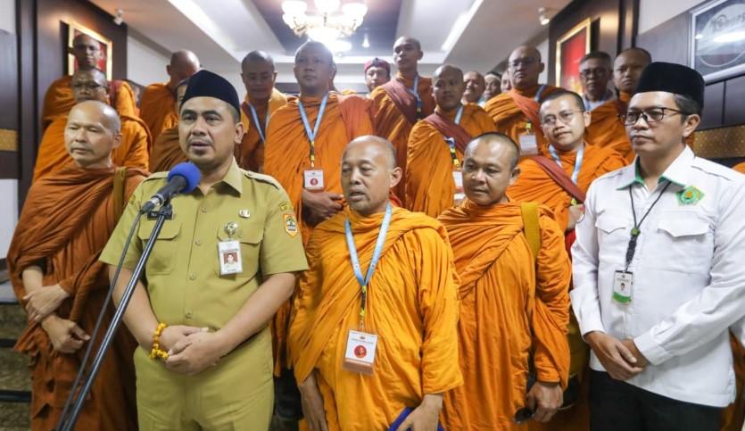 Belasan-bikkhu-dari-berbagai-daerah-di-Indonesia-yang-melakukan-perjalanan-spiritual.jpg