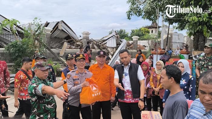 Benny-Indra-Ardhianto-meninjau-langsung-lokasi-puting-beliung.jpg