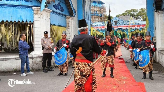Bentangan-karpet-merah-dan-taburan-bunga-di.jpg