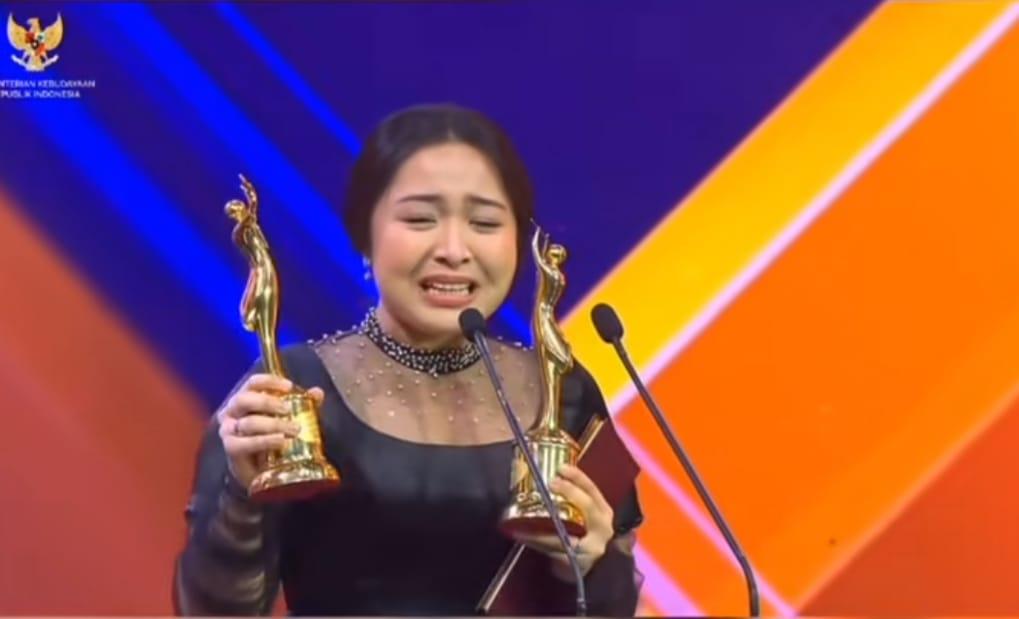 Bernadya-menangis-saat-terima-penghargaan-di-AMI-Awards-2024.jpg