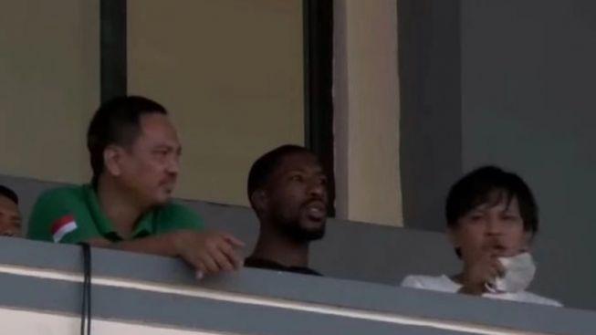 Boubakary-Diarra-tertangkap-kamera-duduk-bareng-Bos-PSIS-Semarang-Yoyok-Sukawi-di-sebuah-tribun.jpg