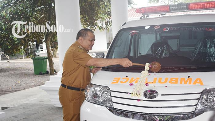 Bupati-Karanganyar-Juliyatmono-menerima-bantuan-mobil-ambulans-dari-Pasa.jpg