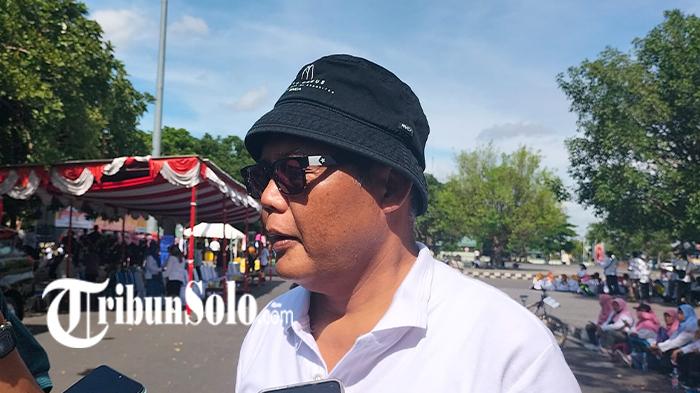 Bupati-Karanganyar-Juliyatmono-saat-menghadiri-jalan-sehat-di-Alun-alun-Karanganyar.jpg