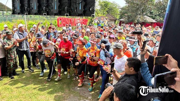 Bupati-Klaten-Hamenang-Wajar-Ismoyo-mengibarkan-bendera-start-3.jpg