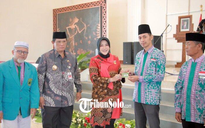 Bupati-Klaten-Sri-Mulyani-didampingi-Wakil-Bupati-Klaten-Yoga-Hardaya-menyerahkan-KTA-IPHI.jpg